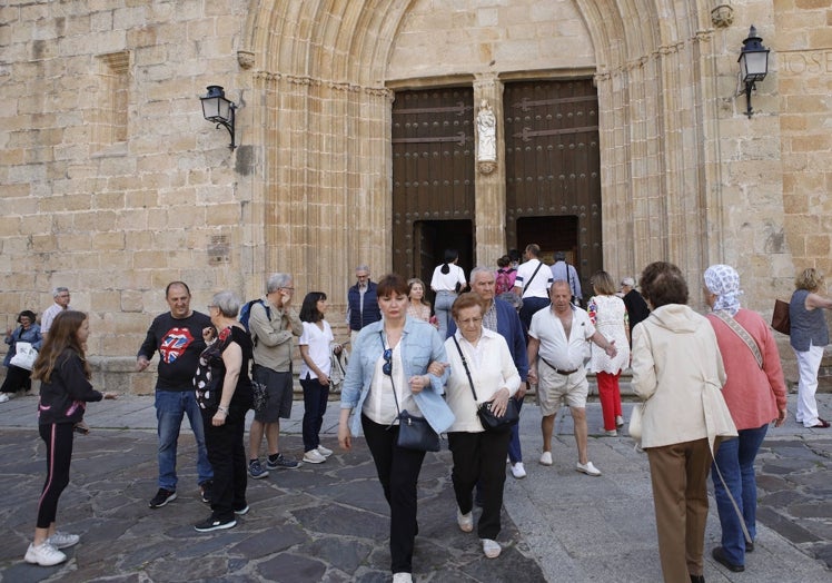 El trasiego en la Concatedral de Cáceres para ver la imagen de la patrona es permanente.