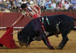 Ginés Marín, toreando por el lado derecho al bravo Espárrago