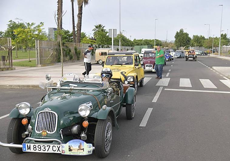 Concentración de los Citroen 2CV en Badajoz.