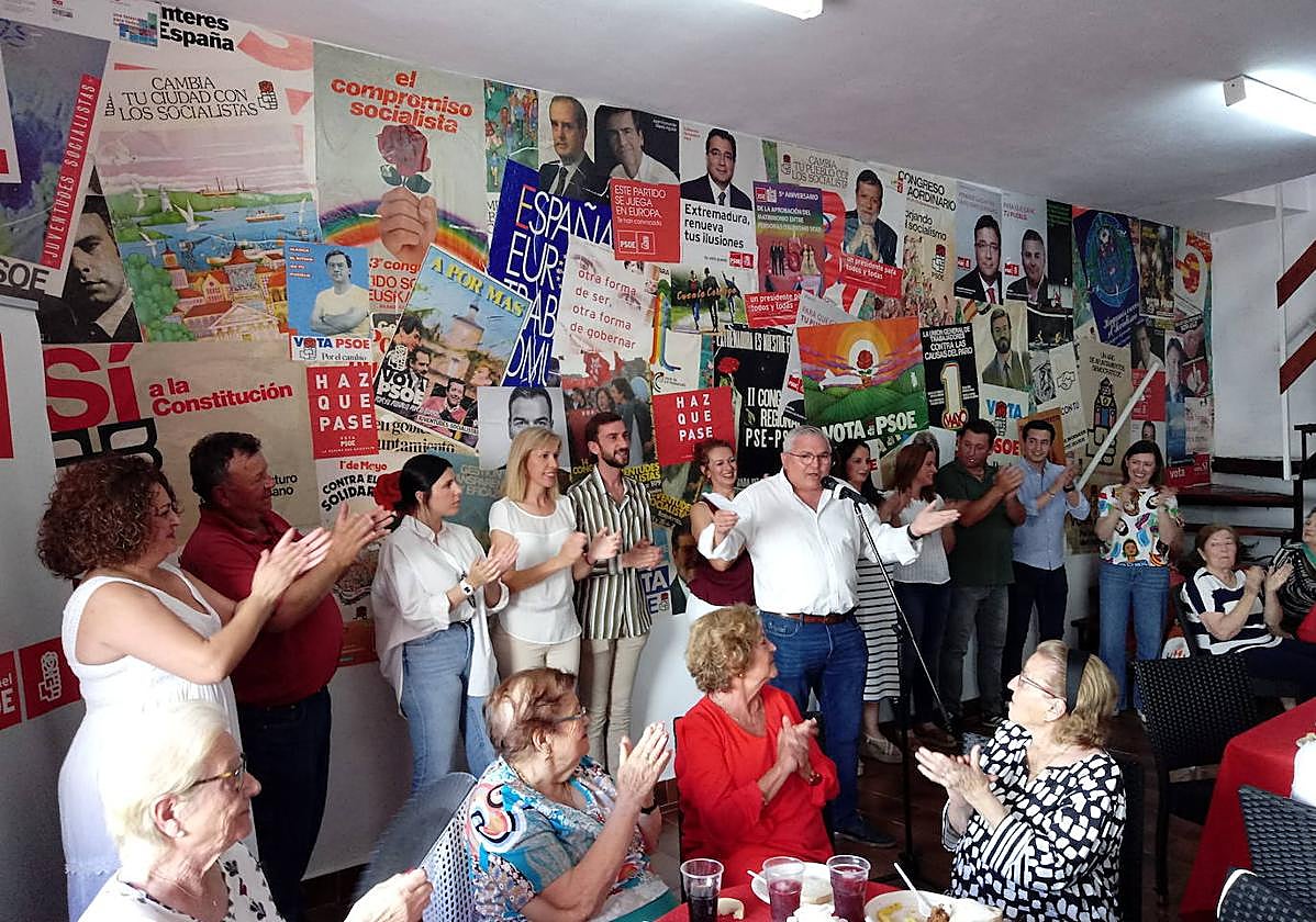 Óscar Díaz, en el centro, junto a los integrantes de su candidatura para las próximas elecciones municipales.