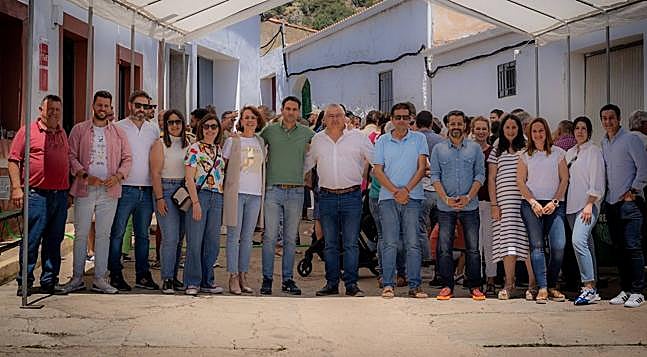 El alcalde de Alconchel y miembros de su candidatura, junto a varios dirigentes socialistas de la comarca.