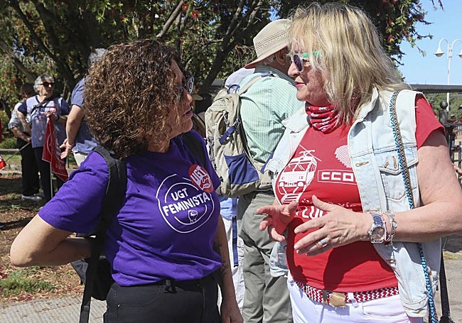 Las máximas dirigentes regional de UGT y CC OO charlan antes del inicio de la manifestación.
