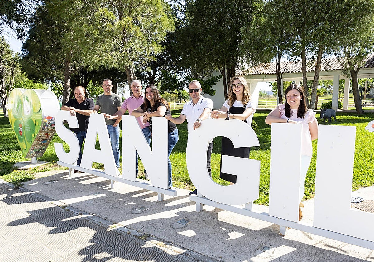 Esther Sánchez, en el centro, junto algunos de sus compañeros de candidatura.