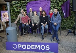 Consolación López, segunda por la derecha, y Álvaro Jaén, primero por la izquierda, sentado, en una asamblea abierta de Podemos.