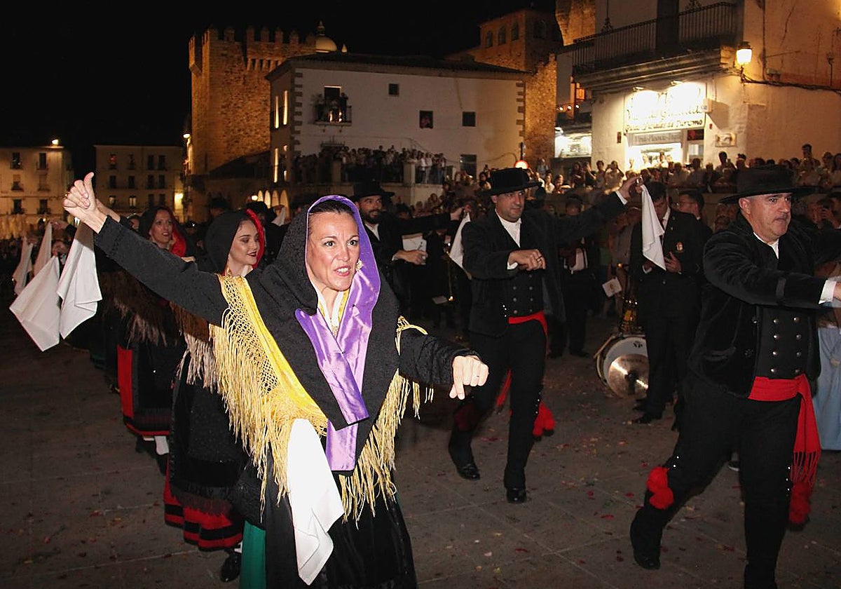Integrantes del grupo cacereño El Redoble durante su interpretación del fandango.