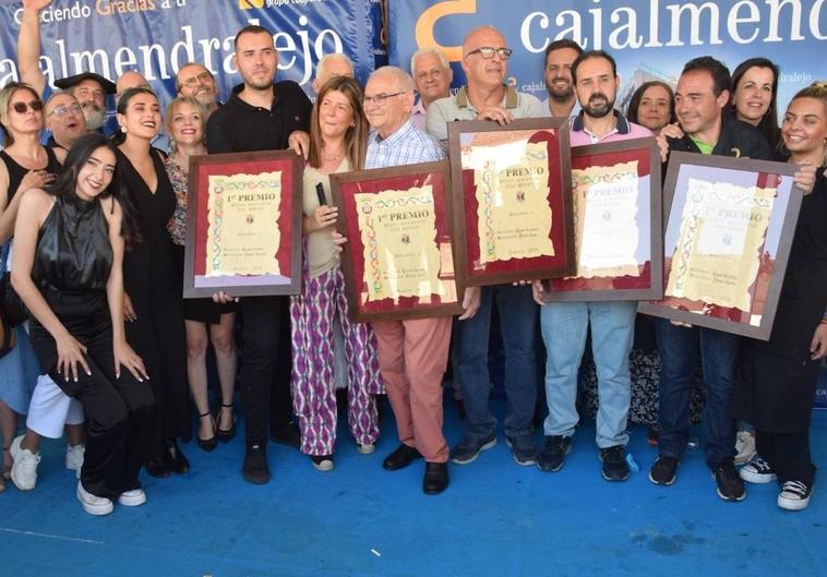 Los premiados con integrantes del jurado y organizadores.