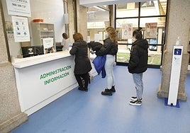 Pacientes del centro de salud Zona de Centro de Cáceres esperando a ser atendidos a finales de febrero.