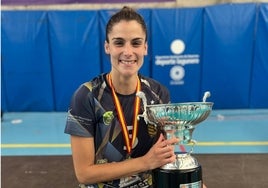 Alba Sánchez posa con el trofeo de campeona de la Liga Iberdrola.