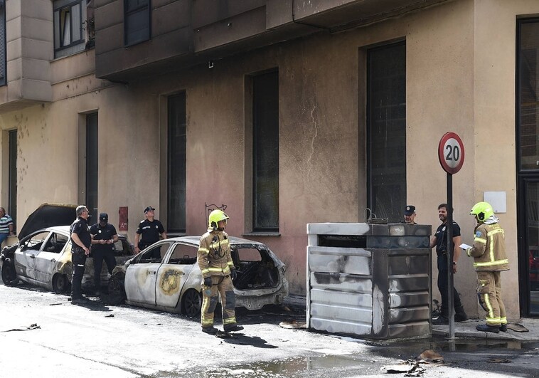 Aspecto de la calle Obispo Domingo media hora después de sofocar el fuego.