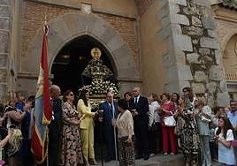 Los vecinos de Campanario han disfrutado estos días de su particular Feria de Abril, en honor a su querida Virgen de Piedraescrita. La procesión de la Virgen, la música, el baile, y el buen ambiente han sido los protagonistas de las Fiestas