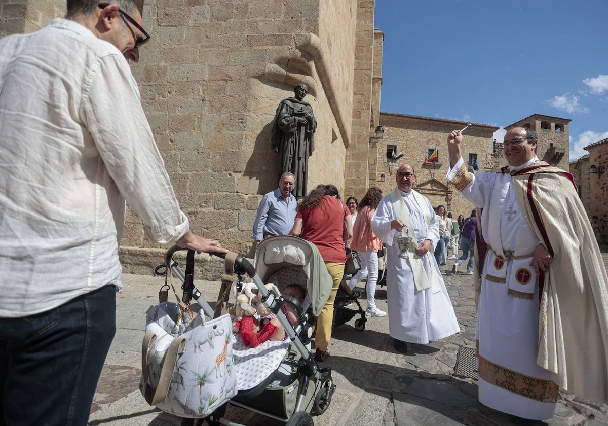 El obispo salió a la Plaza de Santa María para bendecir a los niños que esperaban su turno fuera.