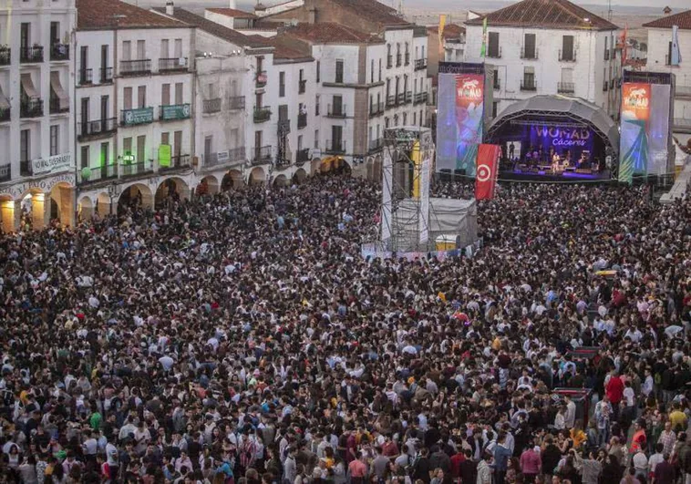 Imagen de una de las últimas ediciones del Festival Womad, con el escenario en la parte baja de la Plaza Mayor de Cáceres.