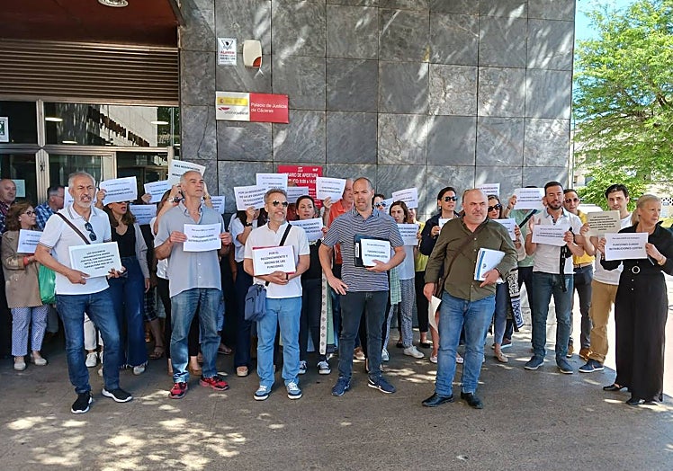 Protesta de funcionarios de Justicia, este jueves, a las puertas de los juzgados de Cáceres.