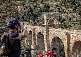 Puente de Alcántara, uno de los iconos del nuevo itinerario para bicicletas.