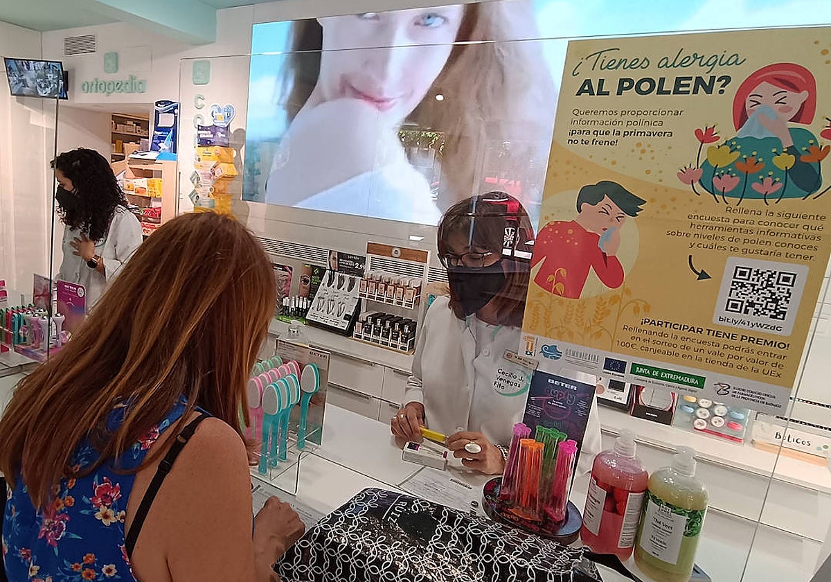 Un cartel de la campaña instalado en una de las farmacias de Badajoz.