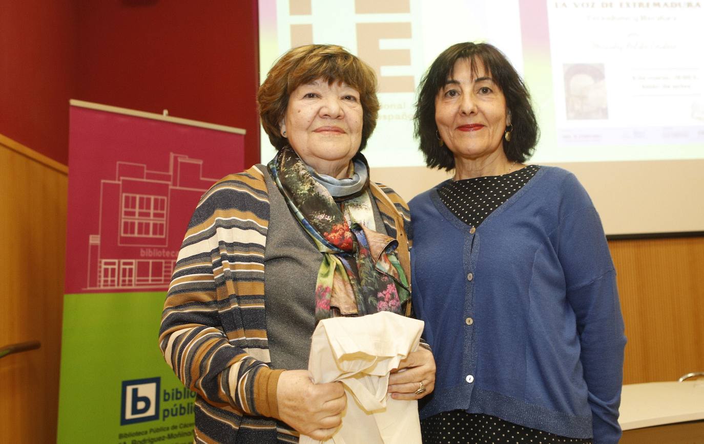 La experta en publicaciones periódicas extremeñas Merces Pulido (a la izquierda), con Maria Jesús Santiago, directora de la Biblioteca Pública de Cáceres. La imagen es del pasado mes de marzo.