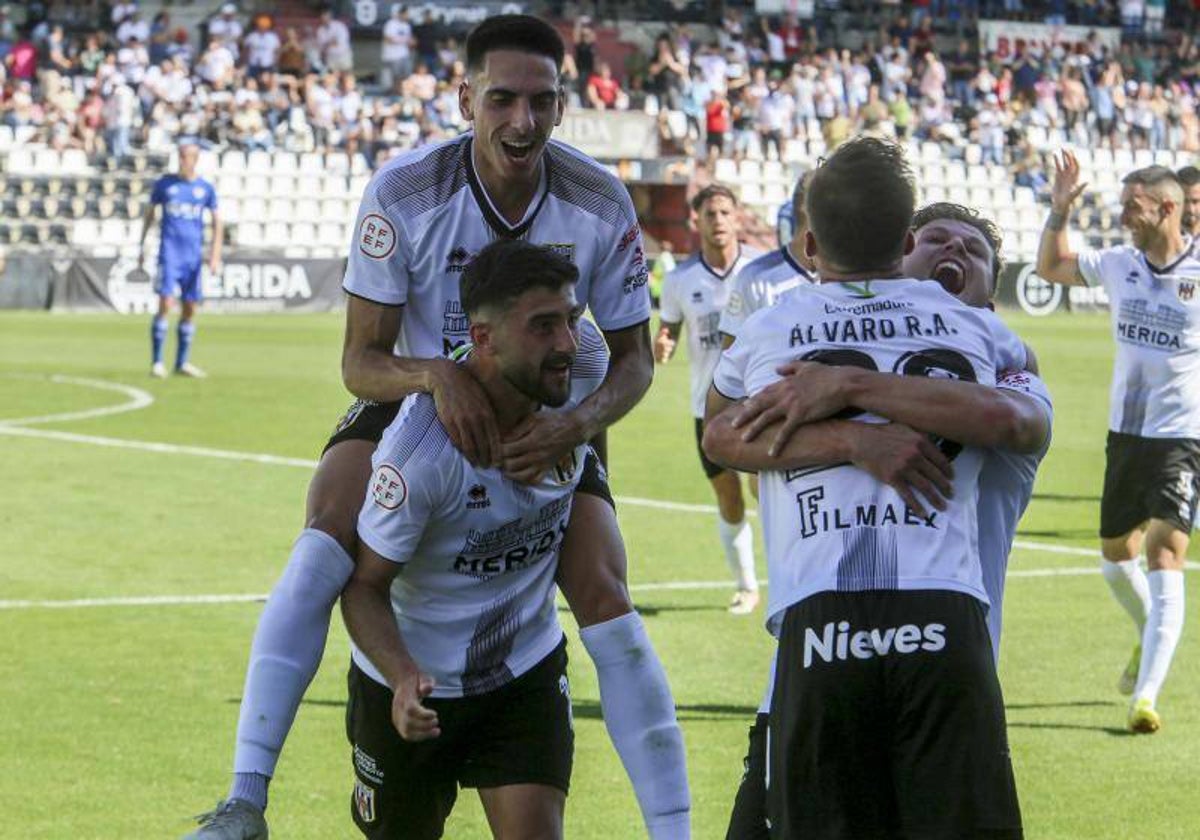 Los futbolistas del Mérida celebran uno de sus goles.