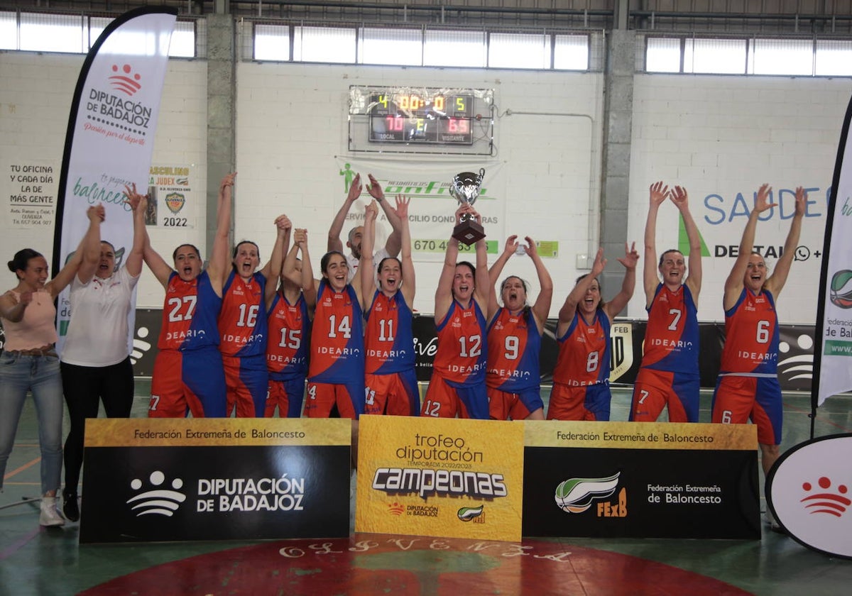 Las campeonas de la final femenina, el Oliva.