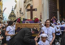 La Cruz de Mayo recorre el casco antiguo de Badajoz