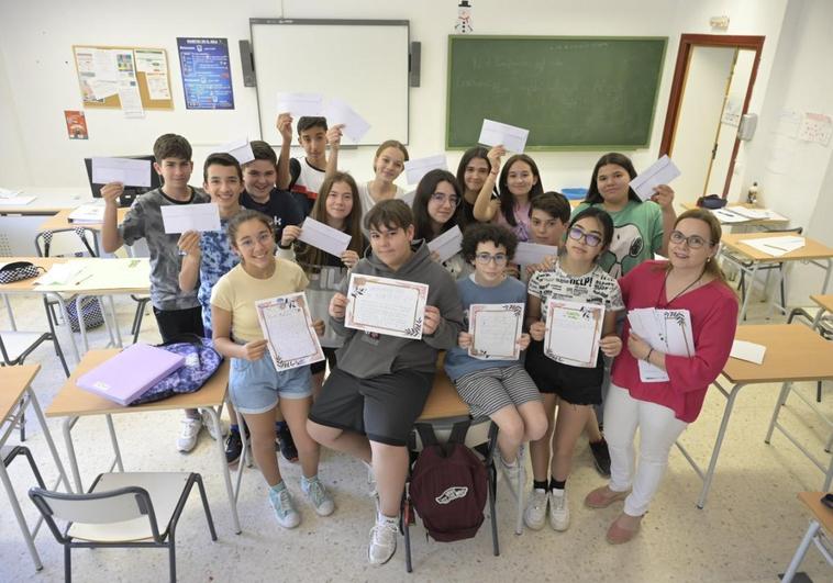 Los alumnos de 2º de la ESO del instituto Bárbara de Bragaza muestran sus trabajos.