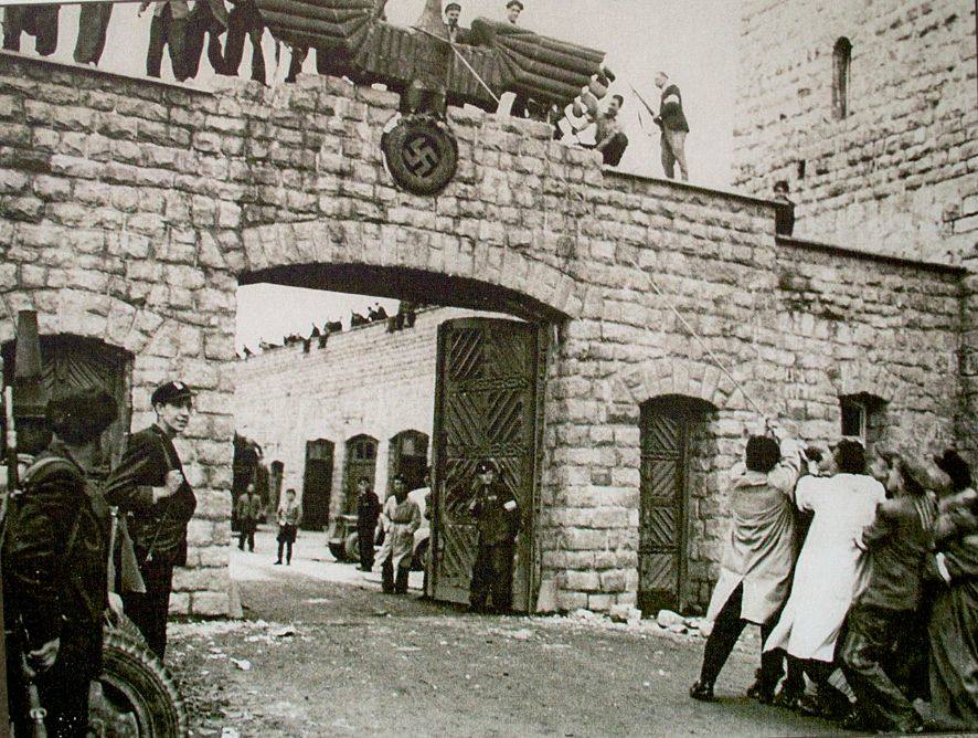 Imagen secundaria 1 - Arriba, grupo de españoles en el campo de concentración de Mauthausen. Abajo entrada principal del campo de concentración y el alconchelero Plácido Vargas González junto a su esposa.