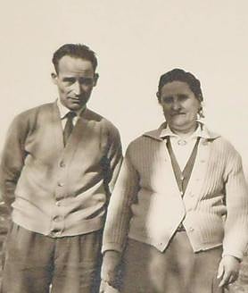 Imagen secundaria 2 - Arriba, grupo de españoles en el campo de concentración de Mauthausen. Abajo entrada principal del campo de concentración y el alconchelero Plácido Vargas González junto a su esposa.
