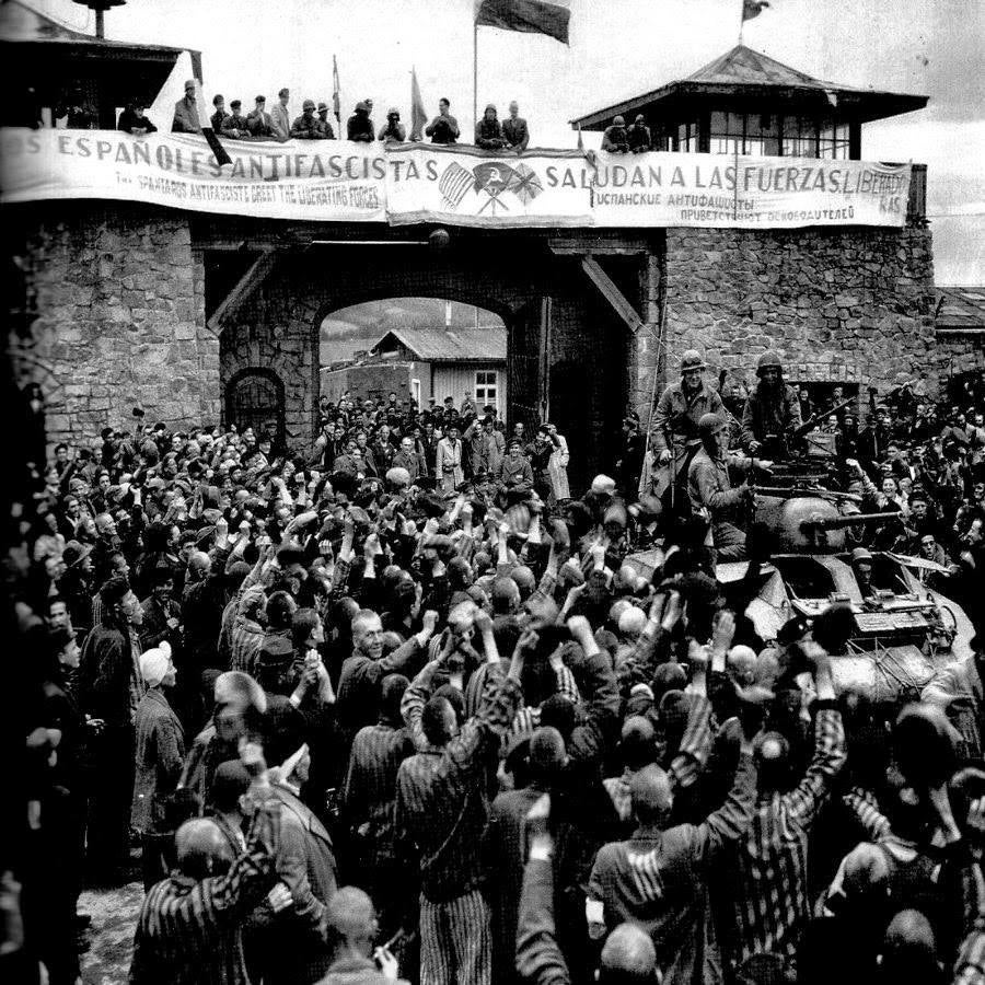 Los españoles presos en Mauthausen y Gusen recibieron con una pancarta a las tropas aliadas el día de la liberación del campo de concentración, el 5 de mayo de 1945.