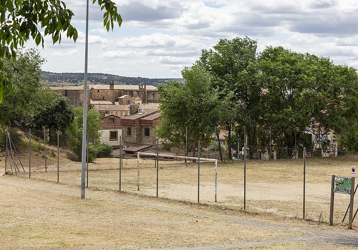 El campo de fútbol La Serrana donde se harán los pisos en Plasencia.