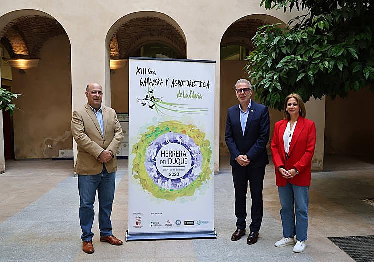 El Diputado Lorenzo Molina (izqda.) con el alcalde de Herrera del Duque, Saturnino Alcázar, y la concejal Manuela Rubio.