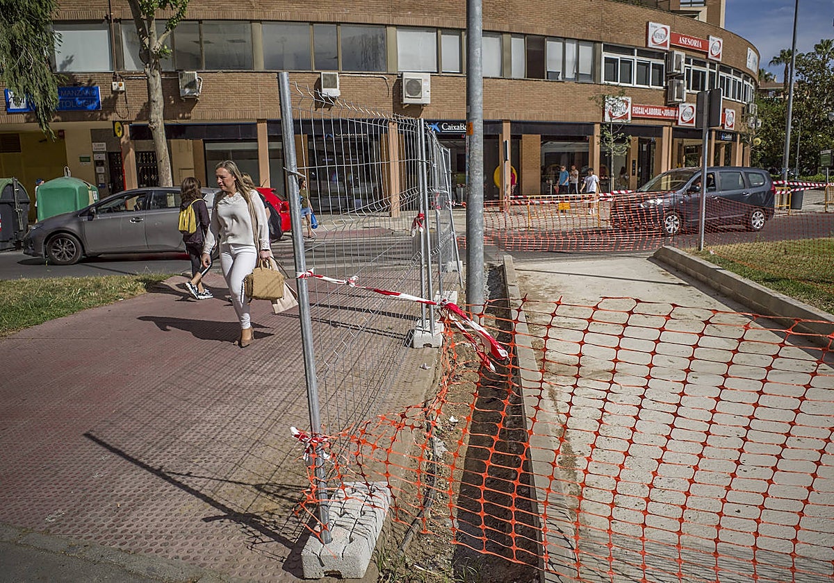 En las calle perpendiculares a Sinforiano Madroñero ha sido abierta la mediana.