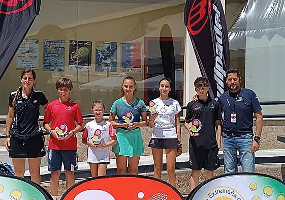 Deportistas de Pádelcalamonte que obtuvieron trofeos.
