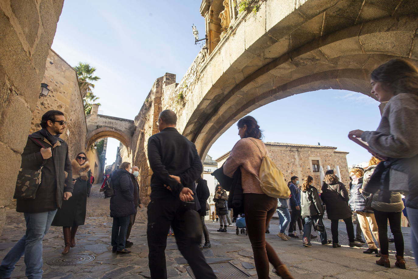 Turistas junto al Arco de la Estrella de Cáceres.