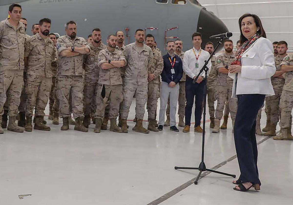 Imagen de archivo de la ministra de Defensa, Margarita Robles, en una visita a la Base de Zaragoza.