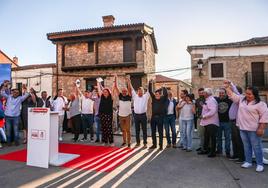 Fernández Vara acompañado ayer de los candidatos socialistas municipales en la Sierra de Gata.