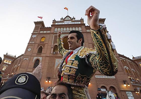 El diestro Emilio de Justo sale a hombros por la puerta grande tras el segundo festejo de la Feria de San Isidro, con reses de Garcigrande, este jueves en la Monumental de Las Ventas, en Madrid.
