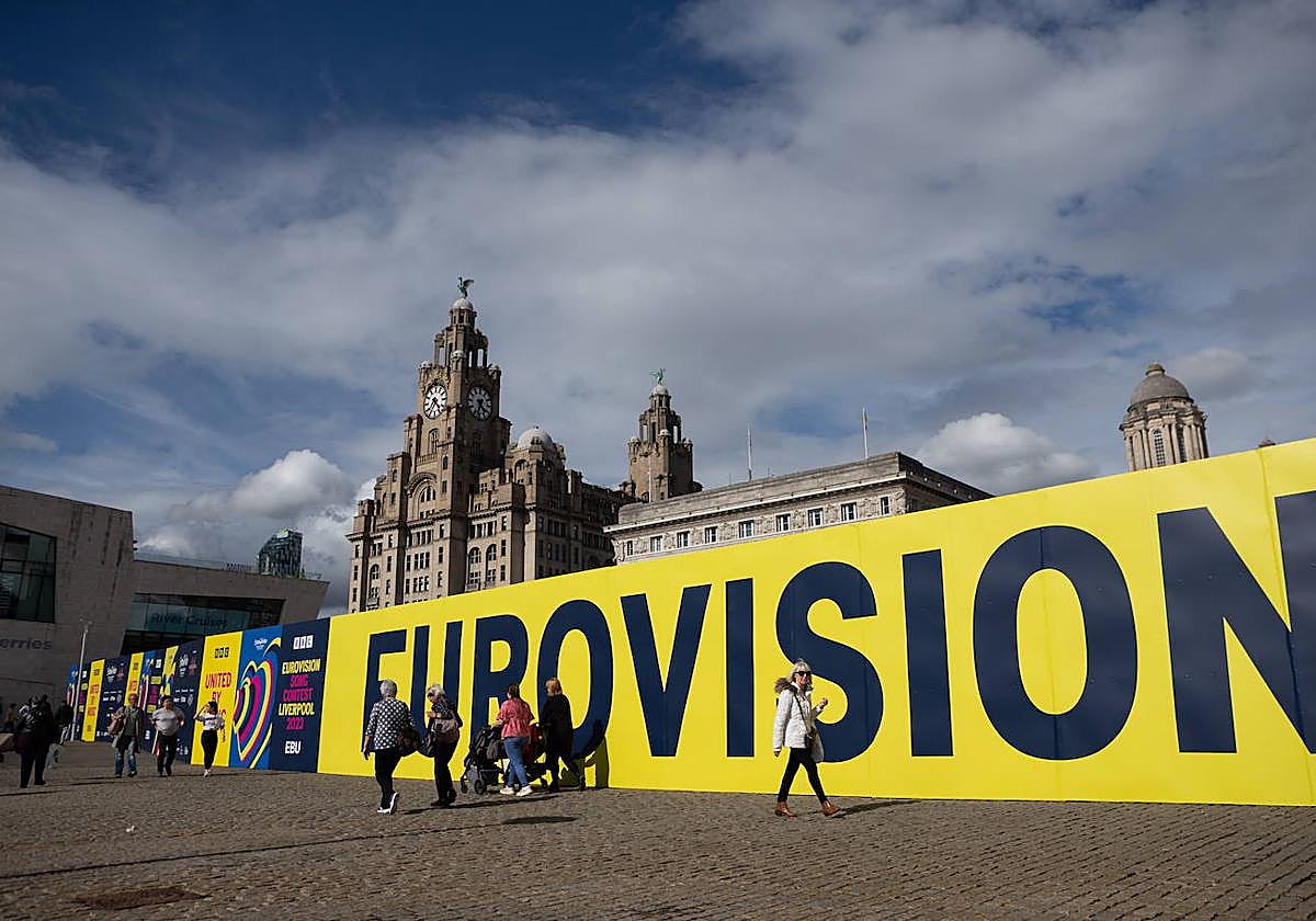 Cartel anunciador de Eurovisión 2023 en Liverpool