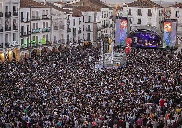 Plaza Mayor de Cáceres abarrotada de público en la edición pasada de Womad.