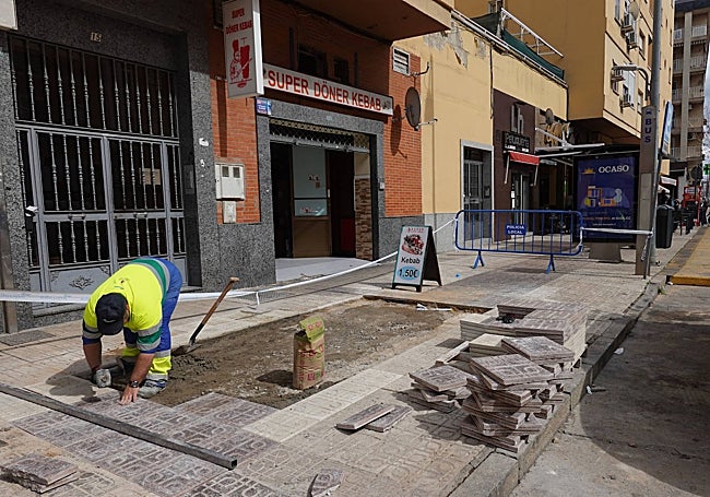 Operarios reparan un reventón en la avenida Ricardo Carapeto.