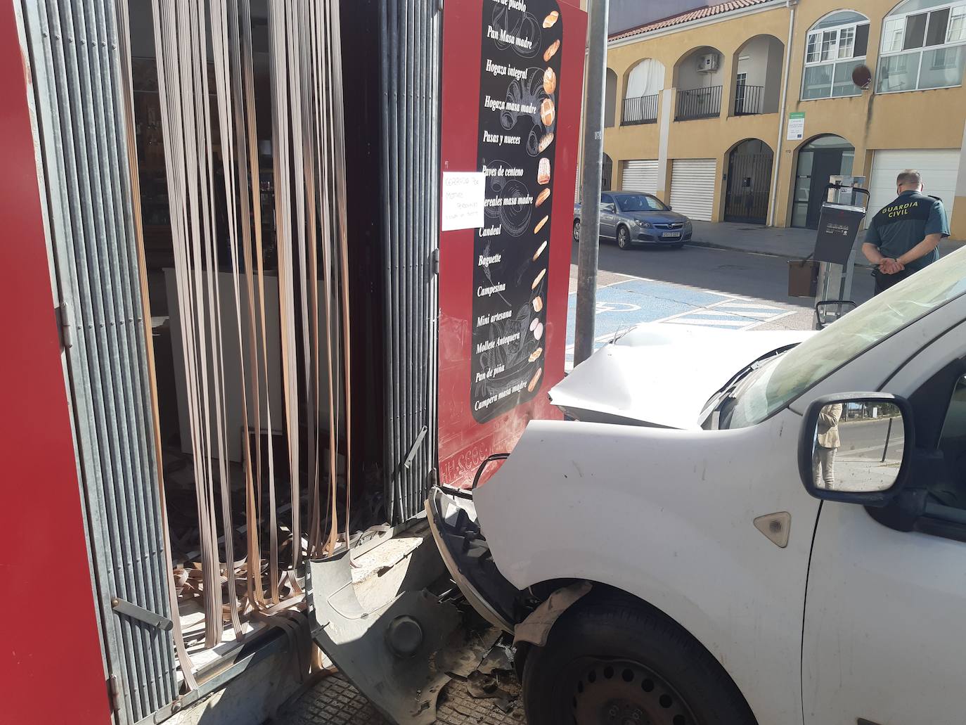 Imagen principal - Un hombre de 79 años muere tras impactar con su turismo contra una pared en Casar de Cáceres