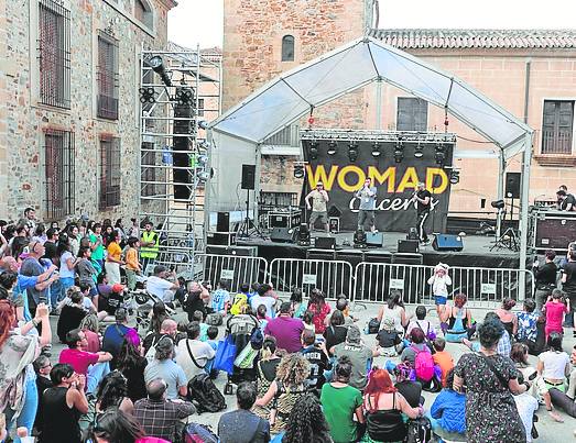 Imagen principal - Artesanos que duermen en sus puestos, bocatas a 5 euros y un botellón eterno en el Womad