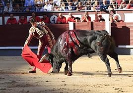 El diestro Daniel Luque da un pase durante la faena de su primer toro.