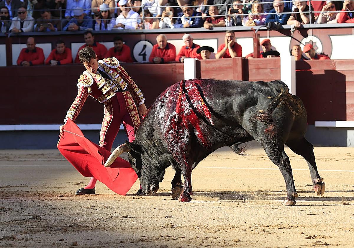 El diestro Daniel Luque da un pase durante la faena de su primer toro.