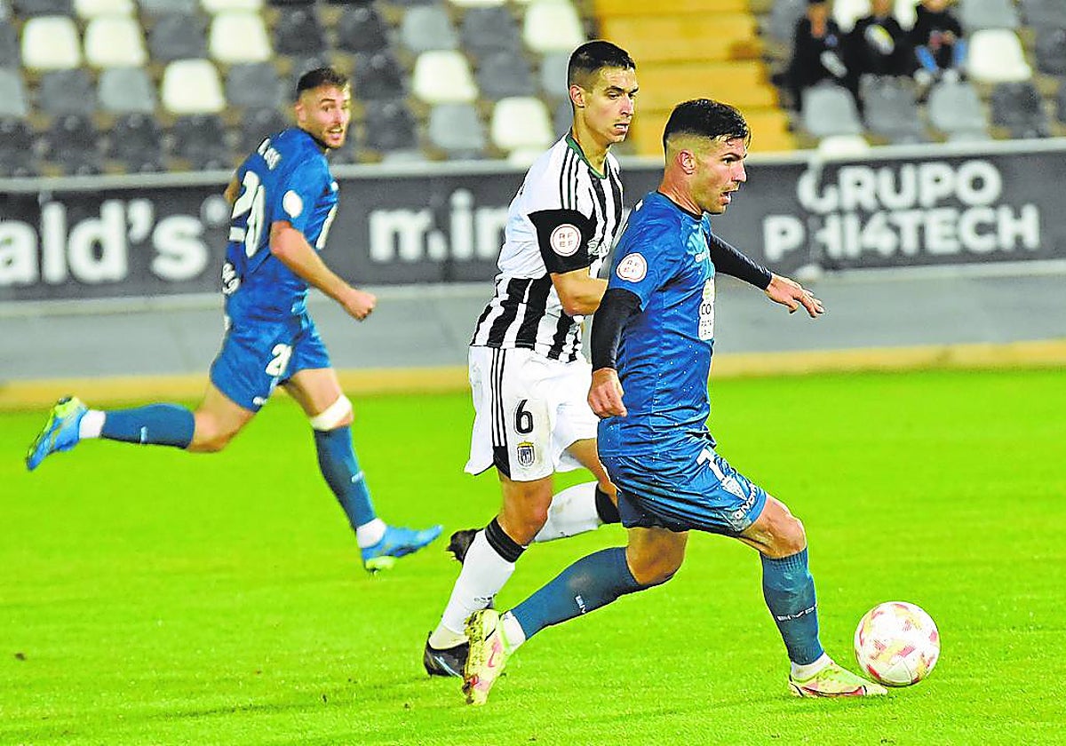 Raúl Palma, en una pugna durante el partido de la primera vuelta frente al Córdoba.
