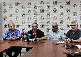 Ignacio Huertas, secretario general de UPA-UCE Extremadura, junto a representantes de la organización.