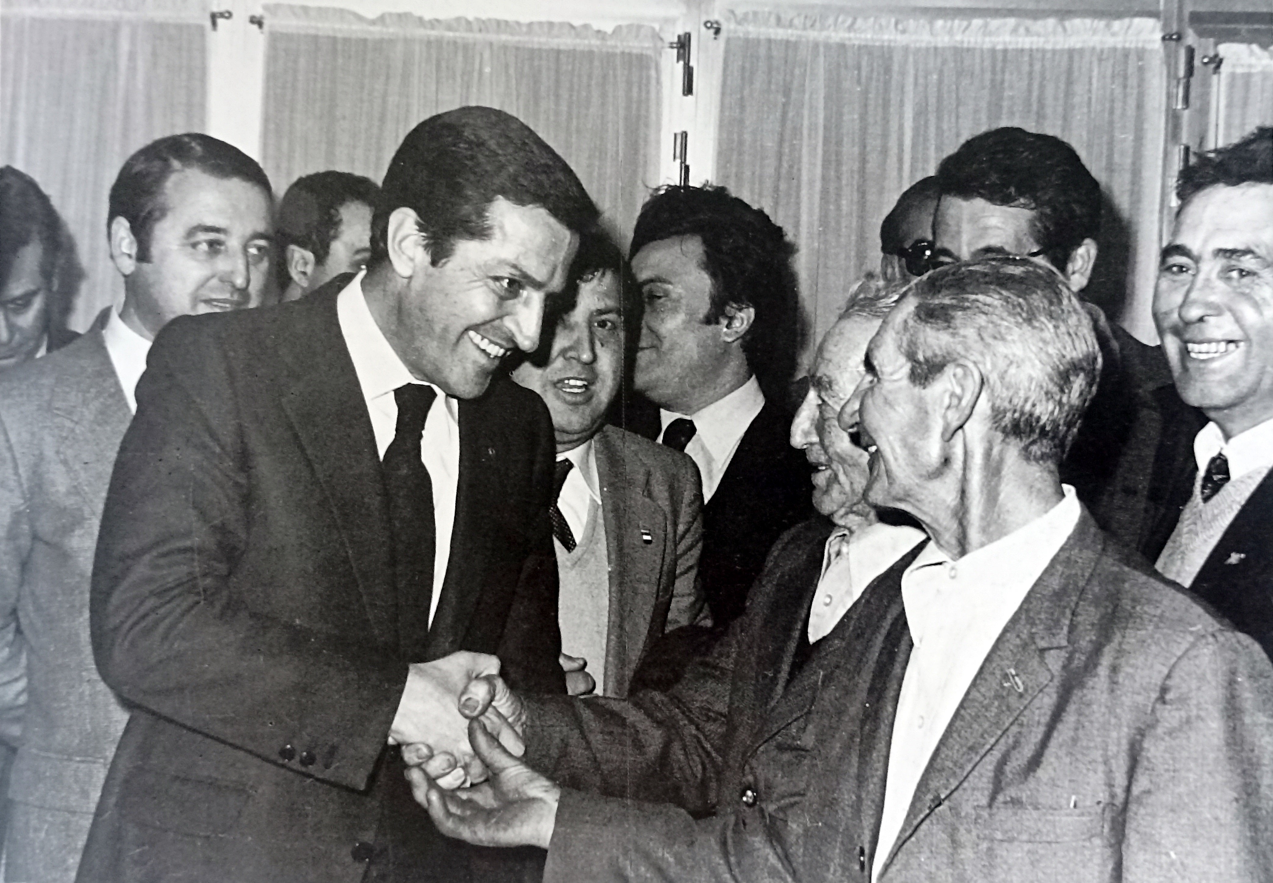 En 1979 el presidente Adolfo Suárez vino a pedir el voto de los cacereños para su partido UCD. En la imagen, en su visita a la Residencia de la avenida Cervantes. 