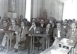 Salón de Plenos del Ayuntamiento de Cáceres el 19 de abril de 1979, momentos antes de elegir al primer alcalde de la Democracia.