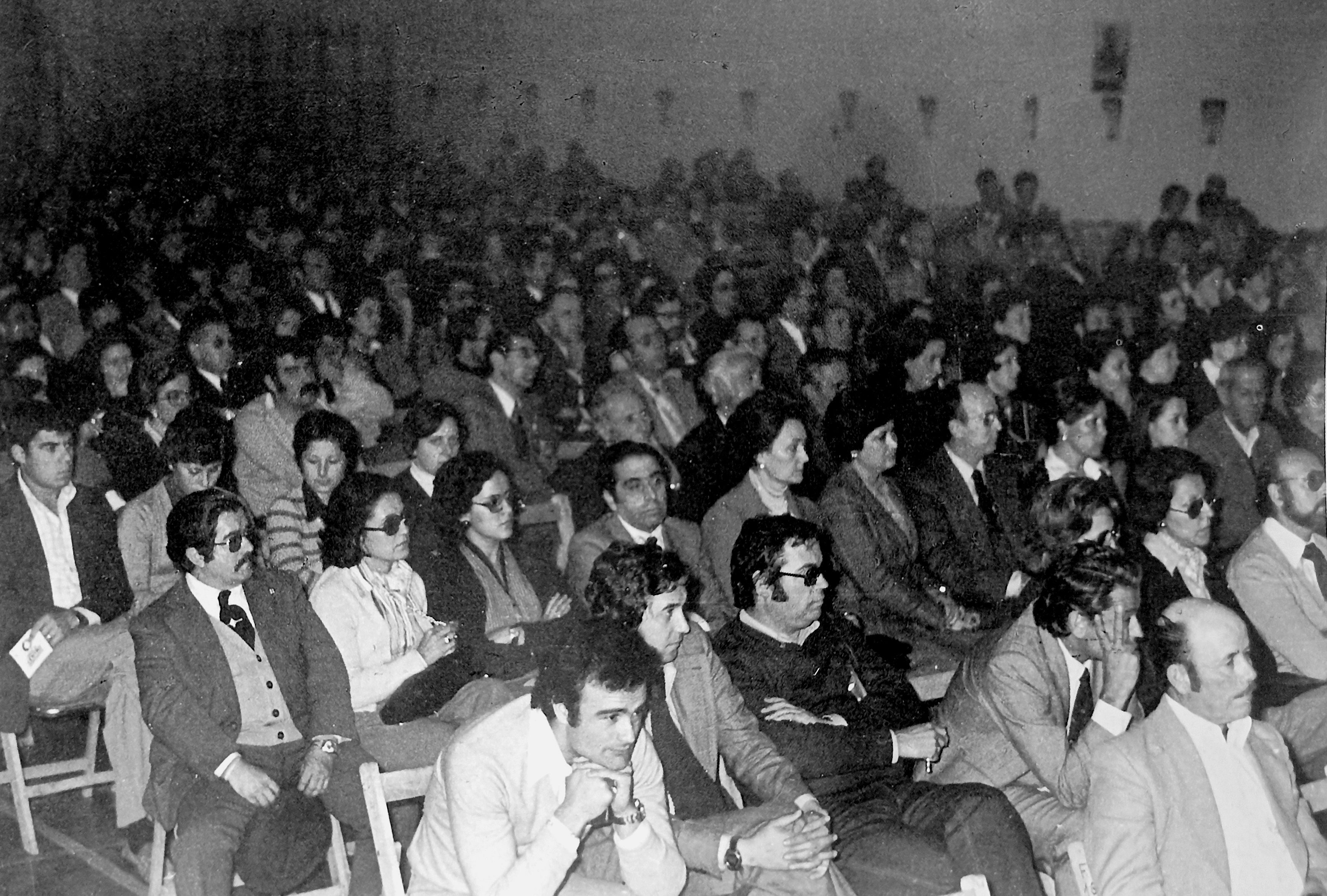 Aspecto del Pabellón Polideportivo de Cáceres en un mitin de UCD. El hombre sentado a la izquierda, con gafas y corbata, es el famoso Cabo Moya que tuvo bajo sus órdenes a Felipe González cuando hizo la mili en Cáceres. 