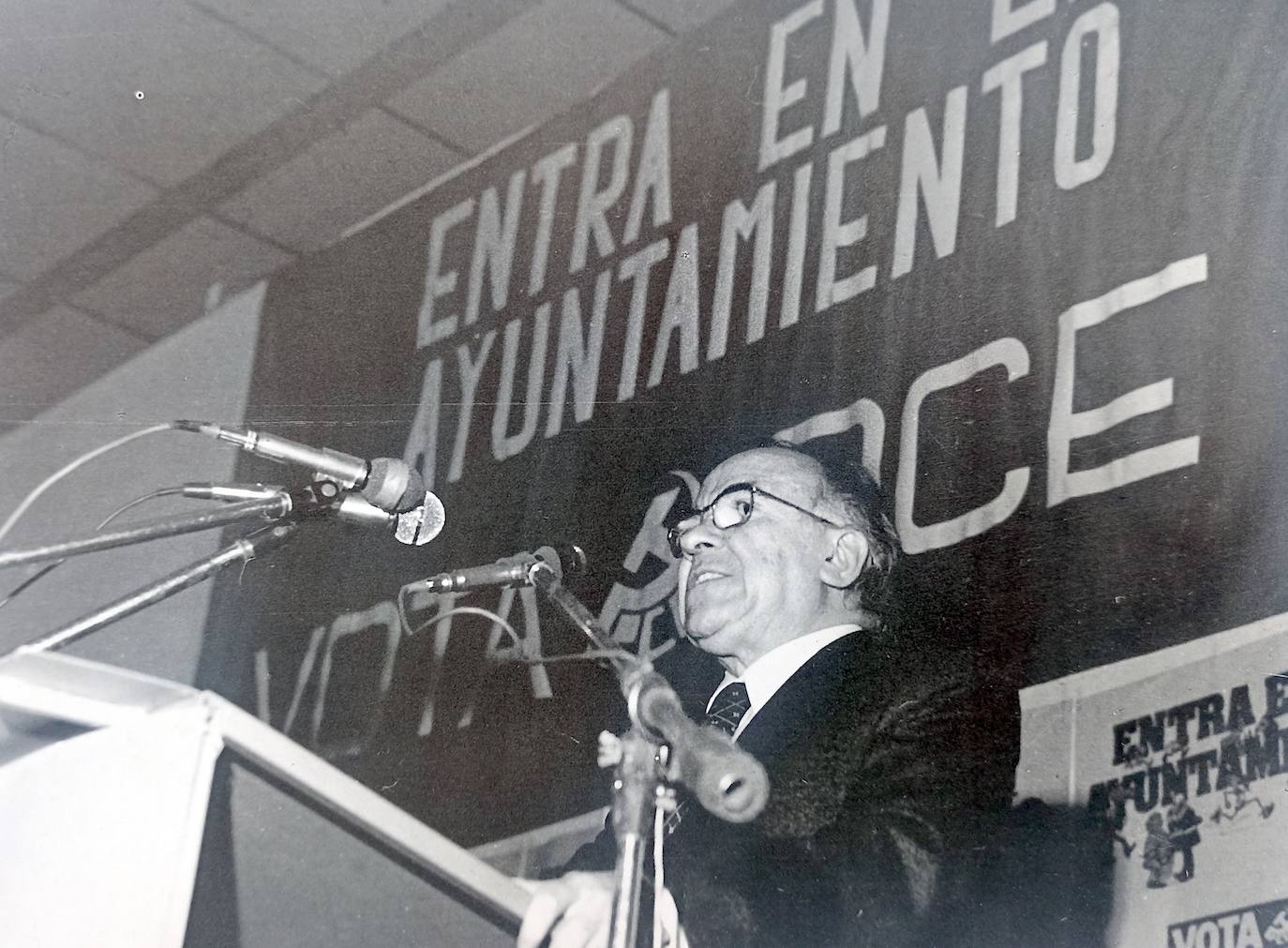 Santiago Carrillo en un mitin en Cáceres en 1979, pidiendo el voto para el PC en las primeras elecciones democráticas después del franquismo.