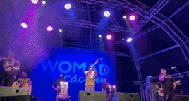 La Plaza Mayor durante el concierto de la cantautora canaria Valeria Castro, que actuó ante miles de personas en la Plaza Mayor de Cáceres.