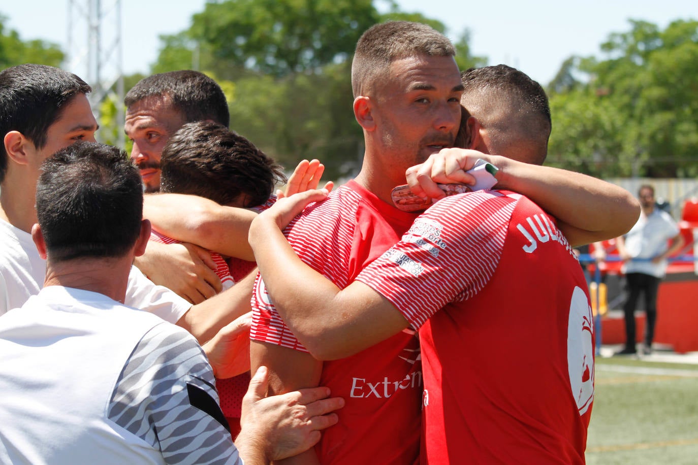 El Montijo celebra su permanencia en el Emilio Macarro